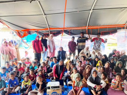 PT Medco E&P menggelar kegiatan dukungan psikososial dan menyalurkan bantuan perlengkapan sekolah bagi anak terdampak banjir di Pante Bidari