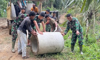 Kebersamaan antara warga dan Satgas TMMD Ke-127 Kodim 0111/Bireuen dalam penurunan gorong-gorong pembangunan jalan di Desa Jeumpa Sikureung