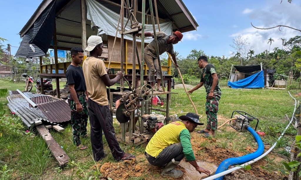 Satgas TMMD Ke-127 Kodim 0111/Bireuen melaksanakan pembangunan sumur bor sebagai sumber air di balai pengajian Desa Jeumpa Sikureung,