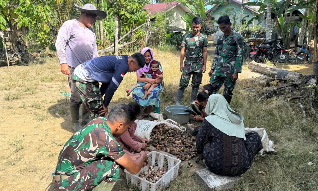 Di sela pelaksanaan pembangunan fisik program TMMD Ke-127, Satgas Kodim 0111/Bireuen menjalin silaturahmi dengan warga Jeumpa Sikureung