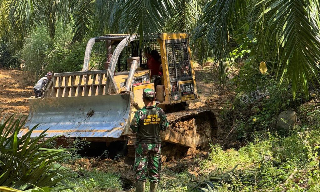 Program TMMD Ke-127 Kodim 0111/Bireuen terus menggenjot pembangunan infrastruktur desa dengan memaksimalkan pembukaan akses jalan baru