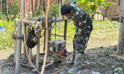 Anggota Satuan Tugas TMMD Ke-127 Kodim 0111/Bireuen melakukan pengecekan langsung terhadap proses pembuatan sumur bor