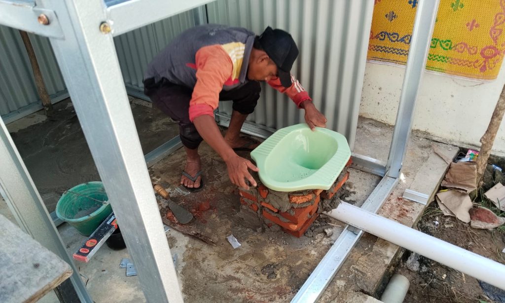 Program TMMD Ke-127 Kodim 0111/Bireuen mendorong peningkatan kualitas hidup masyarakat melalui pembangunan MCK di Desa Jeumpa Sikureng