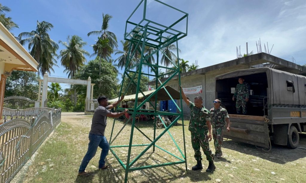Satgas TMMD Ke-127 TA Kodim 0111/Bireuen menurunkan tower menara air sebagai penataan dan penyempurnaan air bersih di Desa Jeumpa Sikureng